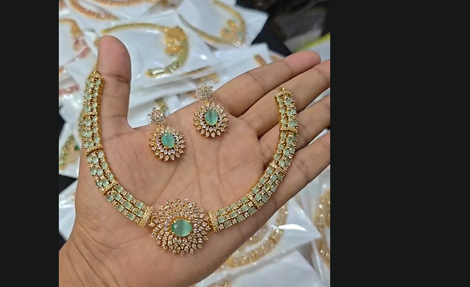 Emerald Green Kundan Necklace Set